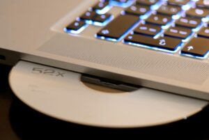 Odtwarzanie muzyki z&nbsp;różnych źródeł: radia, telewizji, Spotify, YouTube, serwisu etc. – co&nbsp;można robić legalnie?